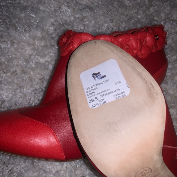 Chanel limited edition Camellia flower ankle boots in red - Picture 2 of 4